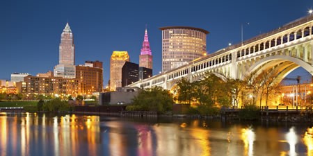  1. Cleveland  Giá nhà trung bình: 112.800 USD   Tiền nợ mua nhà hàng tháng (gồm tiền vốn, tiền lời, tiền thuế, tiền bảo hiểm): 453,49 USD   Tiền lương hàng năm người mua nhà cần có: 19.435,17 USD